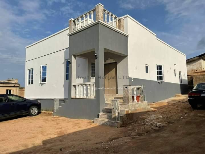 Spacious four(4) bedroom bungalow en-suite in abattoir Jos south for sale