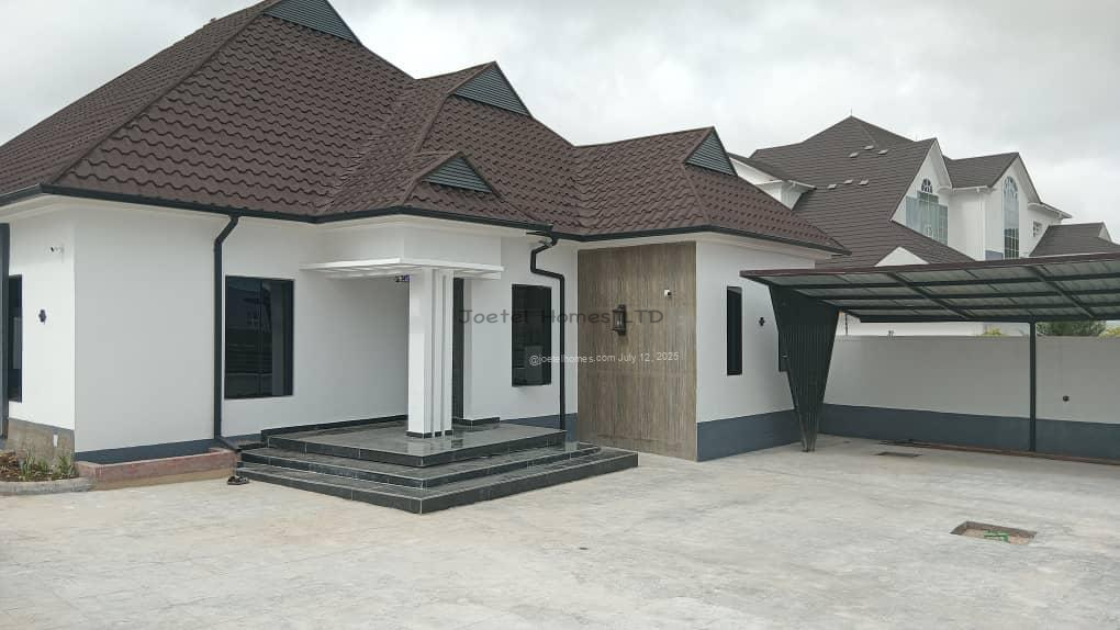 3 bedroom smart house with 2 single rooms BQ for sale in Atiku Street, Rayfield Jos plateau state